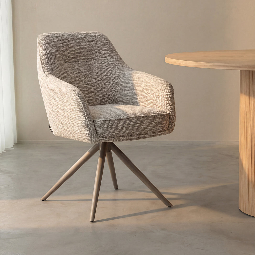 Eetkamerstoel Akira naturel bouclé, schuin vooraanzicht in een interieur