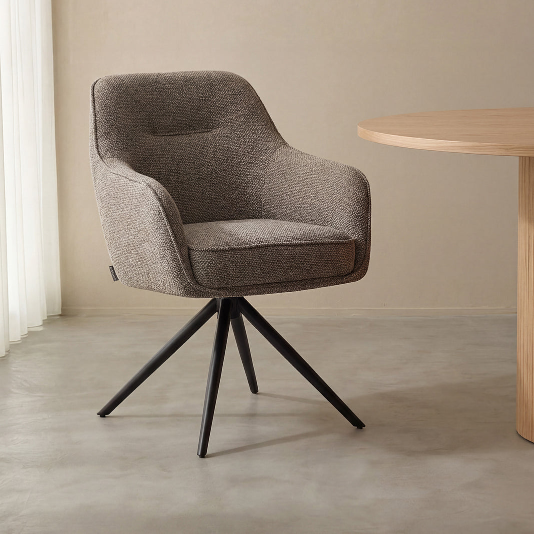 Eetkamerstoel Akira beige bouclé, schuin vooraanzicht in een interieur