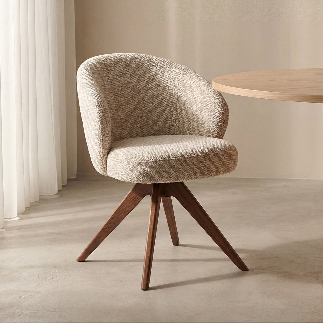 Eetkamerstoel Sabi naturel bouclé, schuin vooraanzicht in een interieur