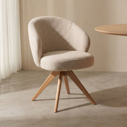 Eetkamerstoel Sabi naturel bouclé naturel hout, schuin vooraanzicht in een interieur