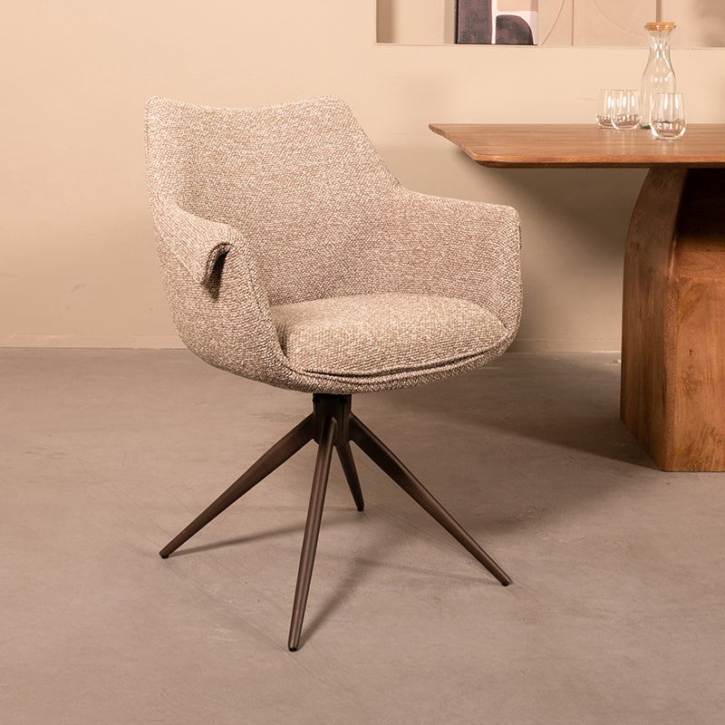 Eetkamerstoel Narumi beige stof, schuin vooraanzicht in een interieur