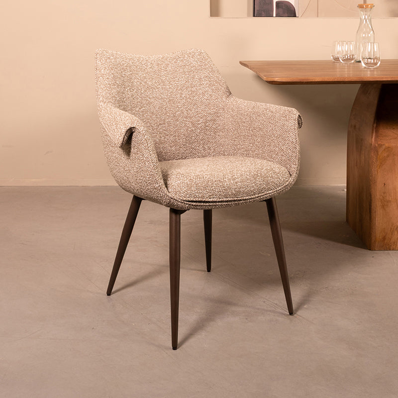 Eetkamerstoel Mirai beige stof, schuin vooraanzicht in een interieur