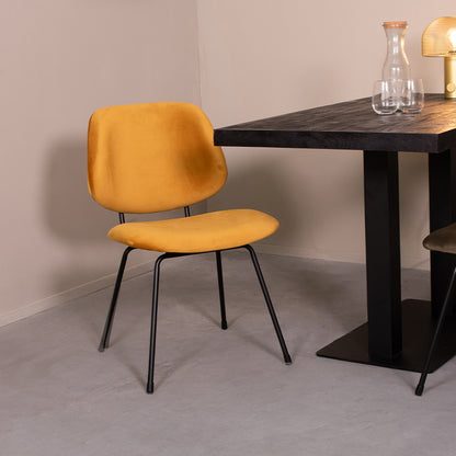Eetkamerstoel Bello geel fluweel, schuin vooraanzicht in een interieur