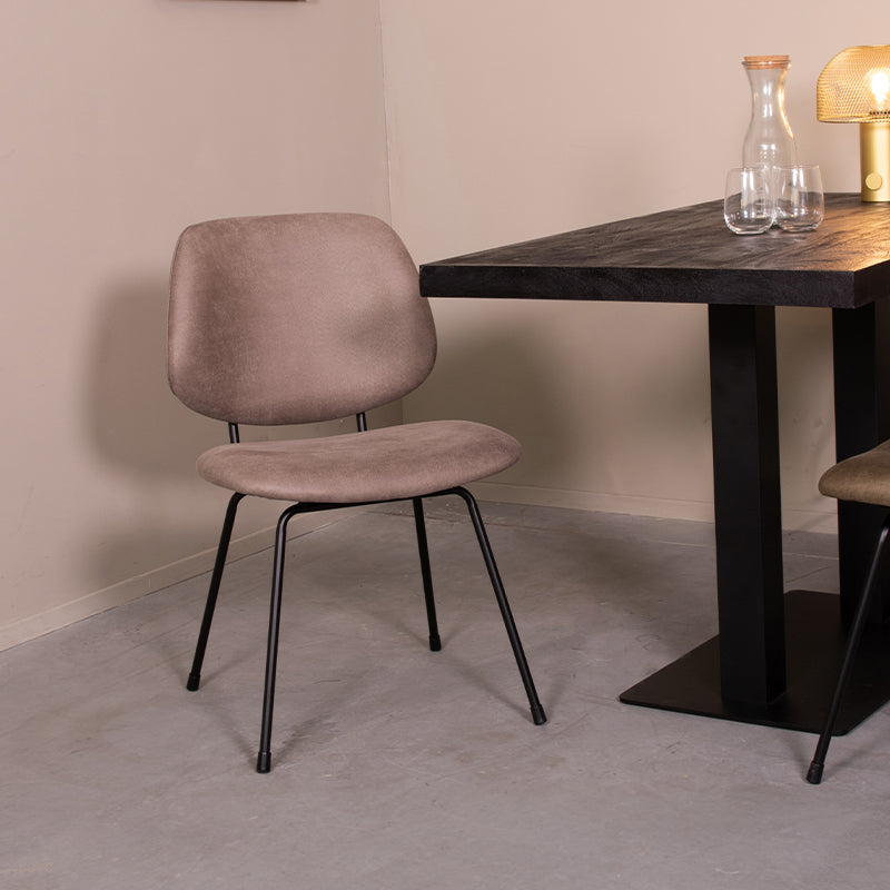 Eetkamerstoel Bello taupe micro suede, schuin vooraanzicht in een interieur