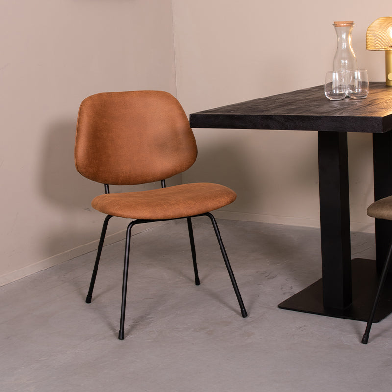 Eetkamerstoel Bello bruin micro suede, schuin vooraanzicht in een interieur