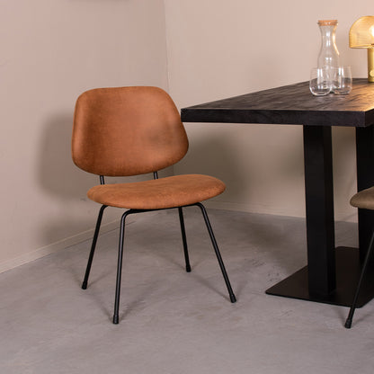 Eetkamerstoel Bello bruin micro suede, schuin vooraanzicht in een interieur
