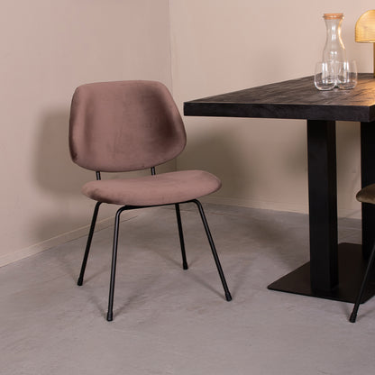 Eetkamerstoel Bello taupe fluweel, schuin vooraanzicht in een interieur