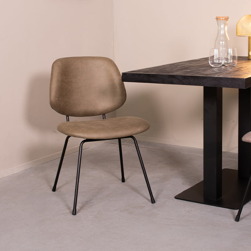 Eetkamerstoel Bello groen micro suede, schuin vooraanzicht in een interieur