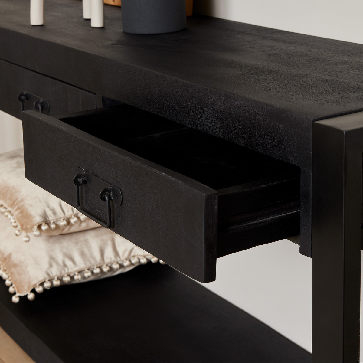 Sidetable Britt mangohout zwart, detail van de functie
