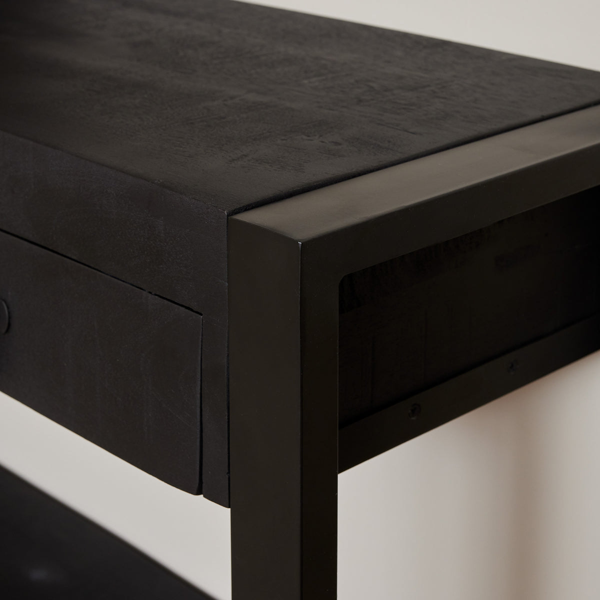 Sidetable Britt mangohout zwart, detail van het materiaal