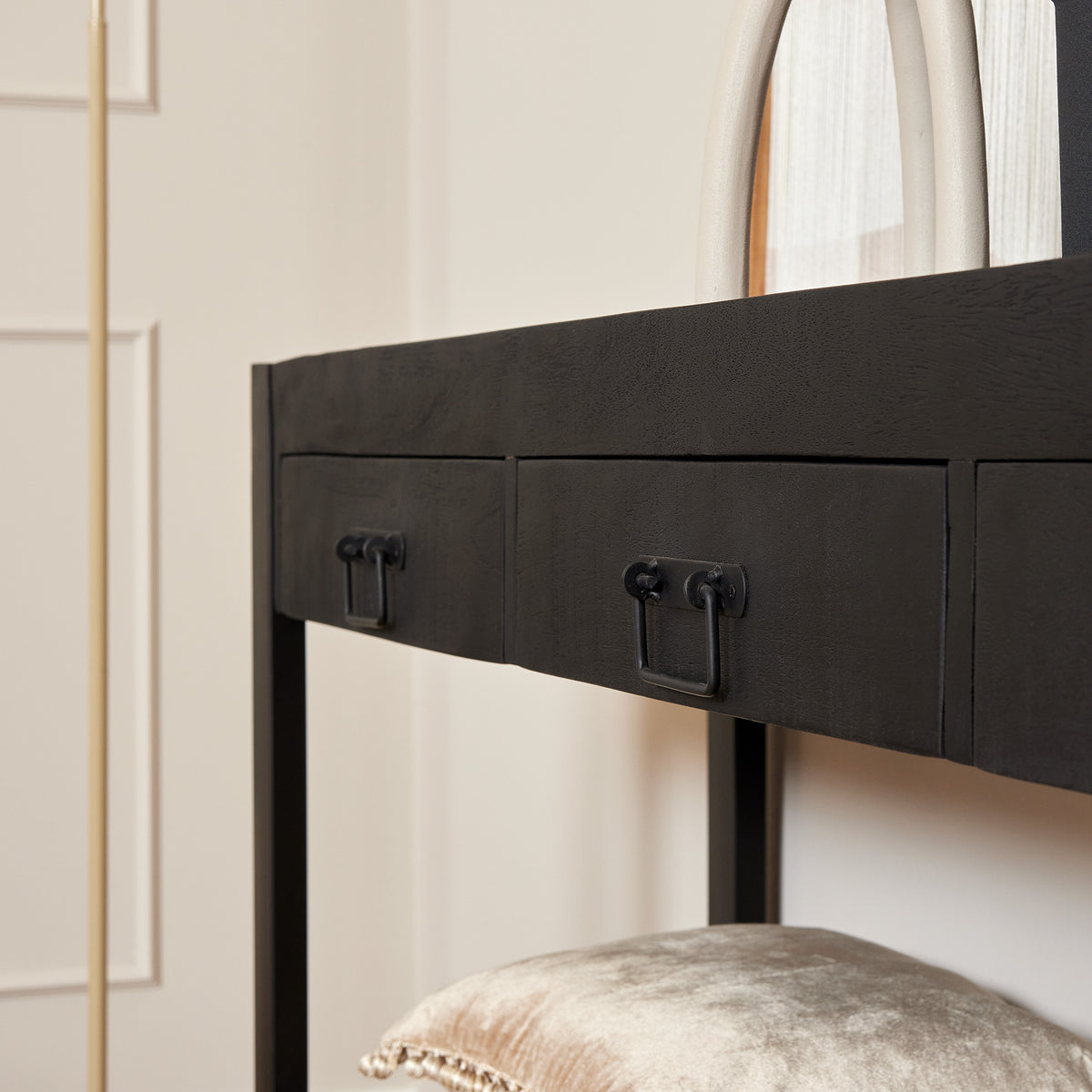 Sidetable Britt mangohout zwart, detail van het materiaal