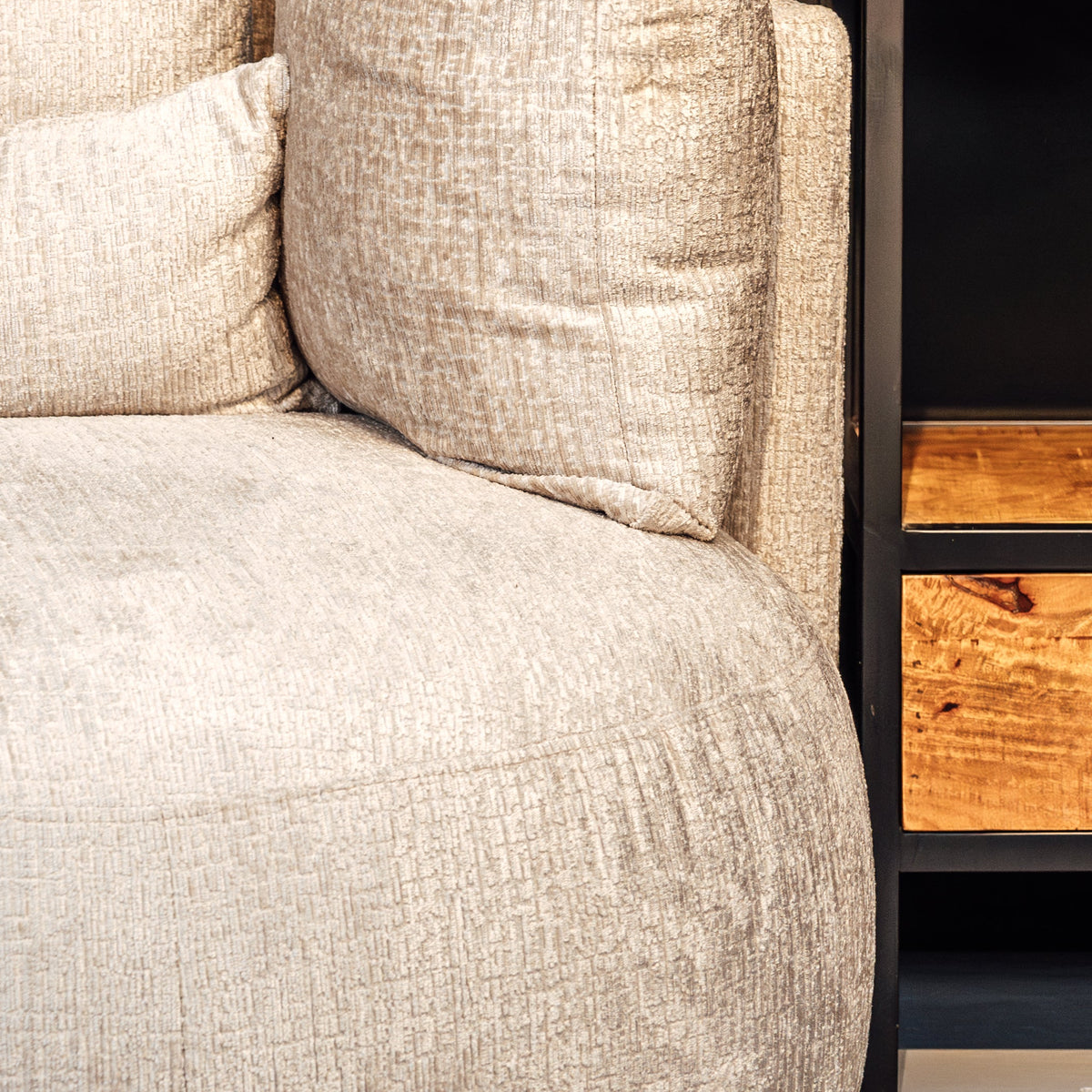 Fauteuil Roxy | Stof Naturel — Zijaanzicht - sfeer