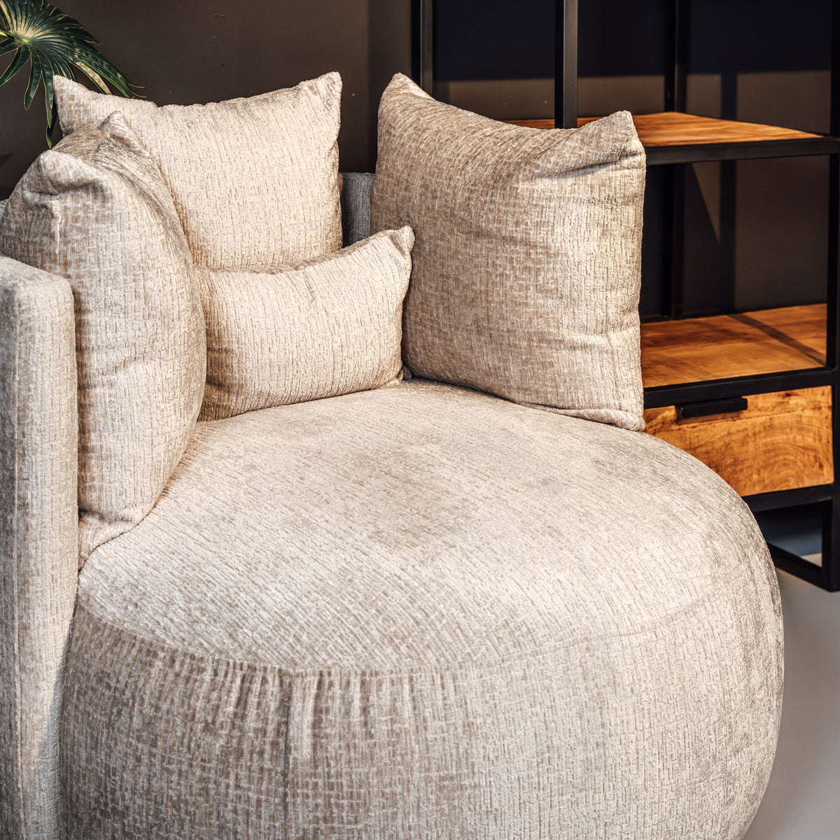 Fauteuil Roxy | Stof Naturel — Zijaanzicht - sfeer