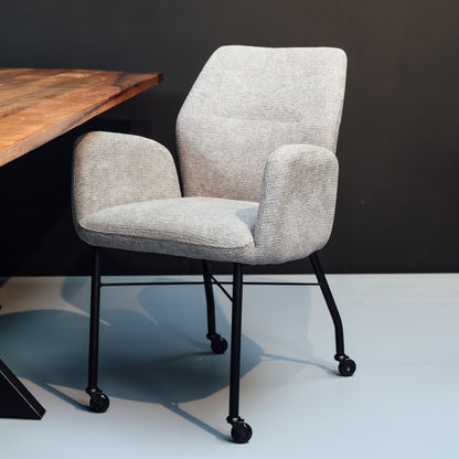 Eetkamerstoel Juul | Met Armleuning | Wit | Magazijn leegverkoop — Vooraanzicht - sfeer