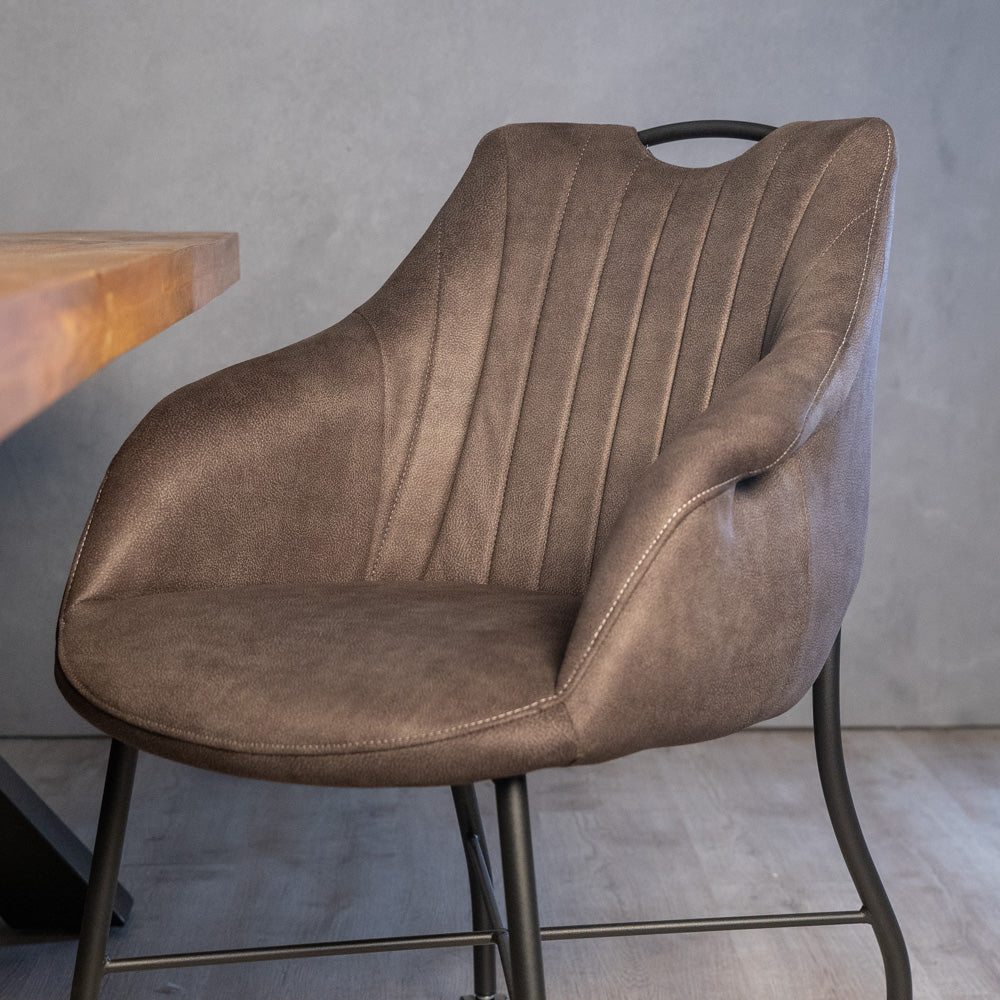 grijze eetkamerstoel met wieltjes en handvat metrix