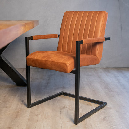 cognac eetkamerstoel milo met verticale strepen