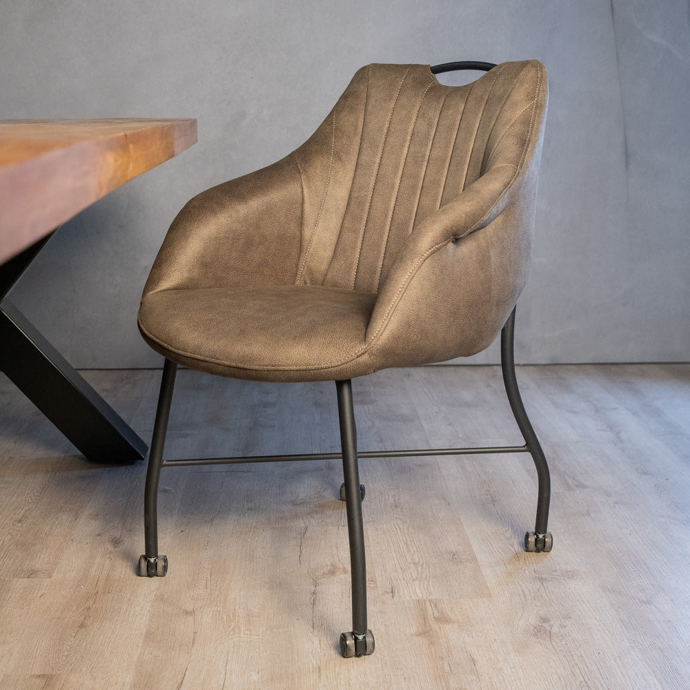 groene eetkamerstoel met wieltjes 