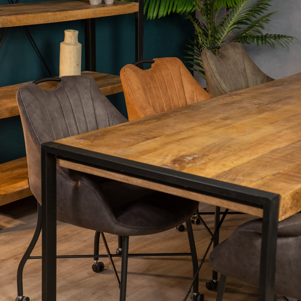 eetkamerstoelen met wieltjes en handvat aan mango tafel