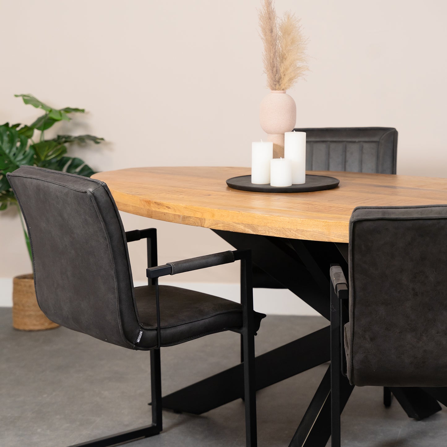 ovale eettafel freya met industriele stoelen cielo