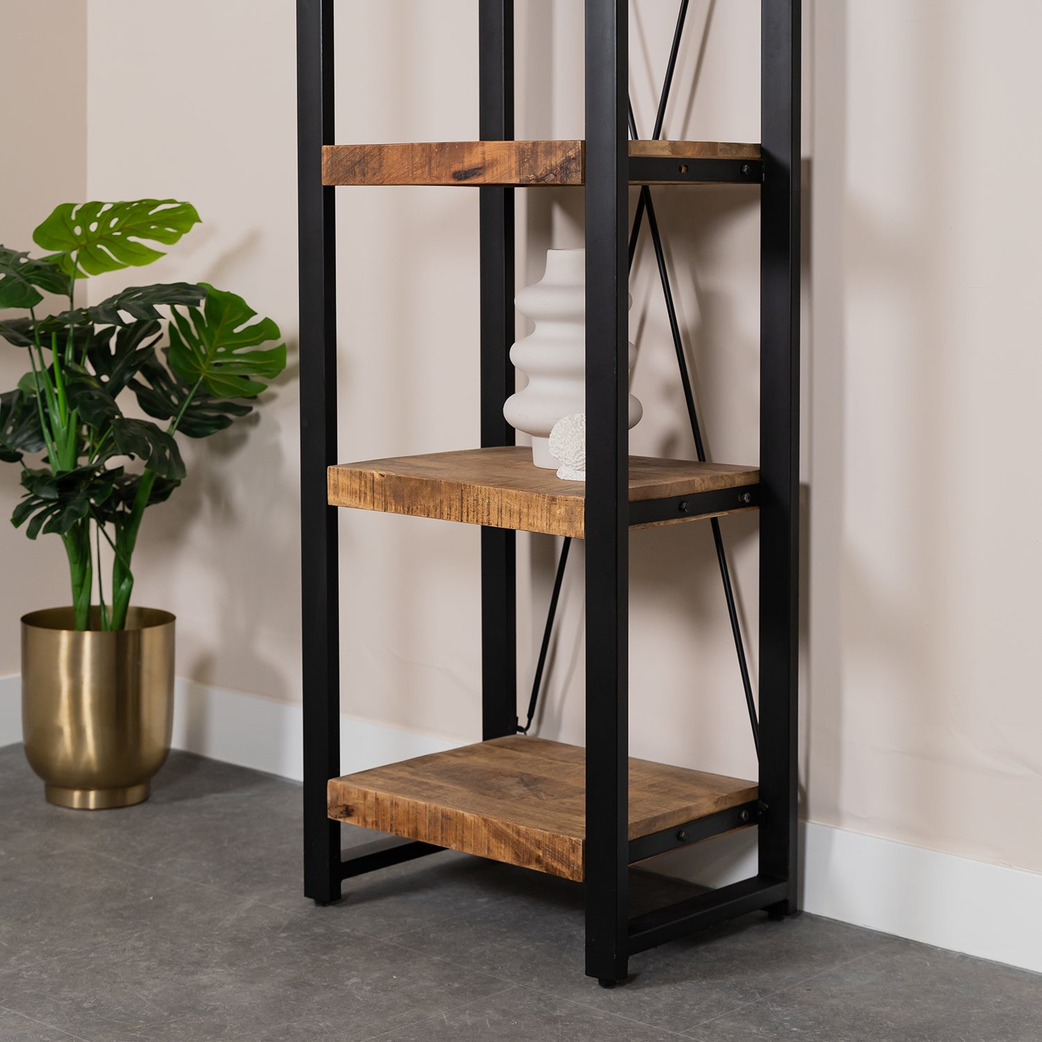 zwart metalen frame met mangohout boekenkast open