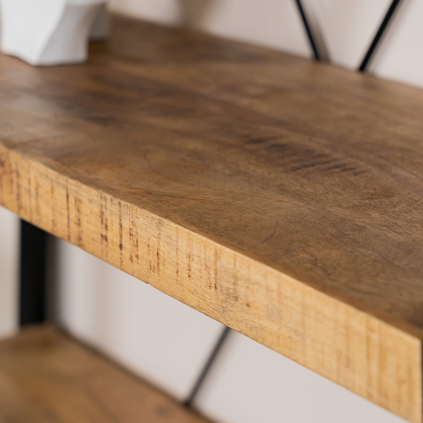 close up mangohout boekenkast britt