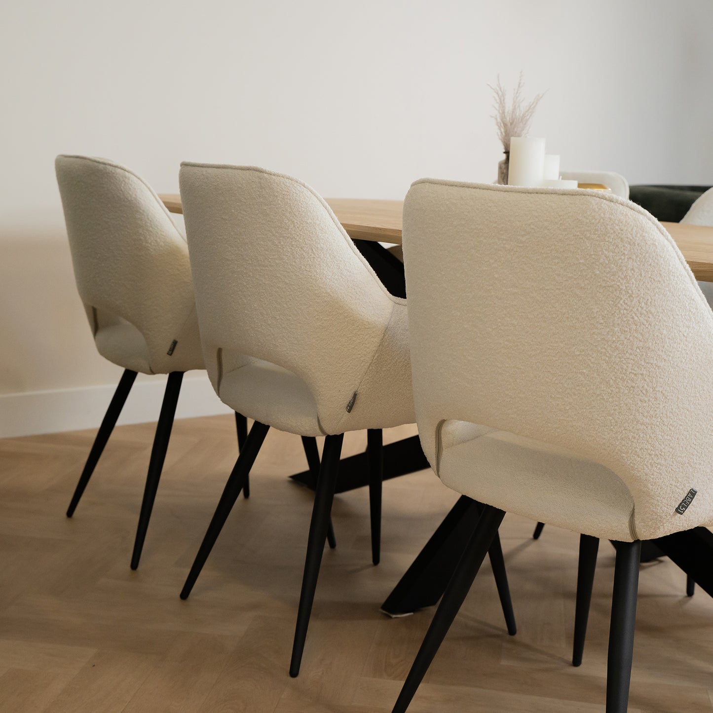 eiken tafel met bouclé stoelen fer