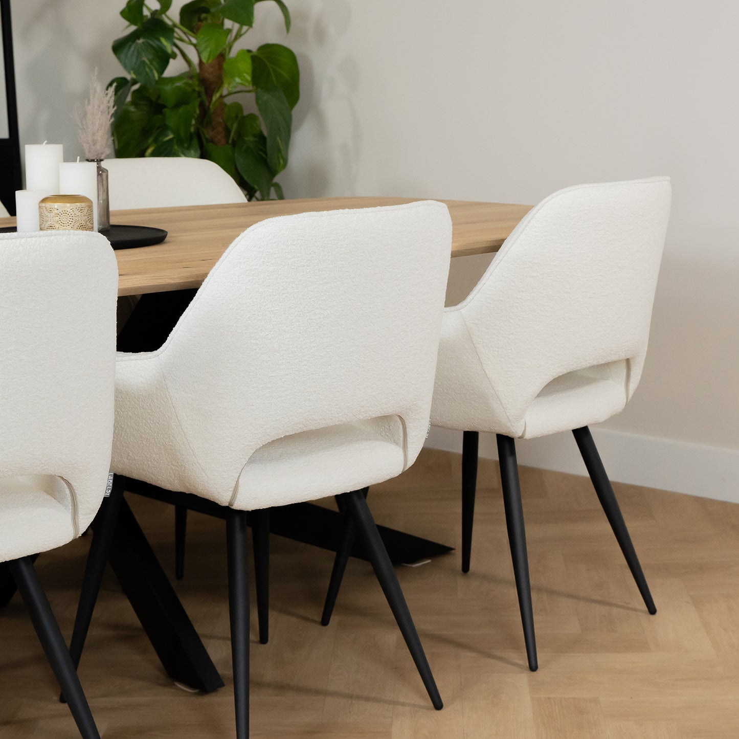 boucle eetkamerstoel aan eiken tafel