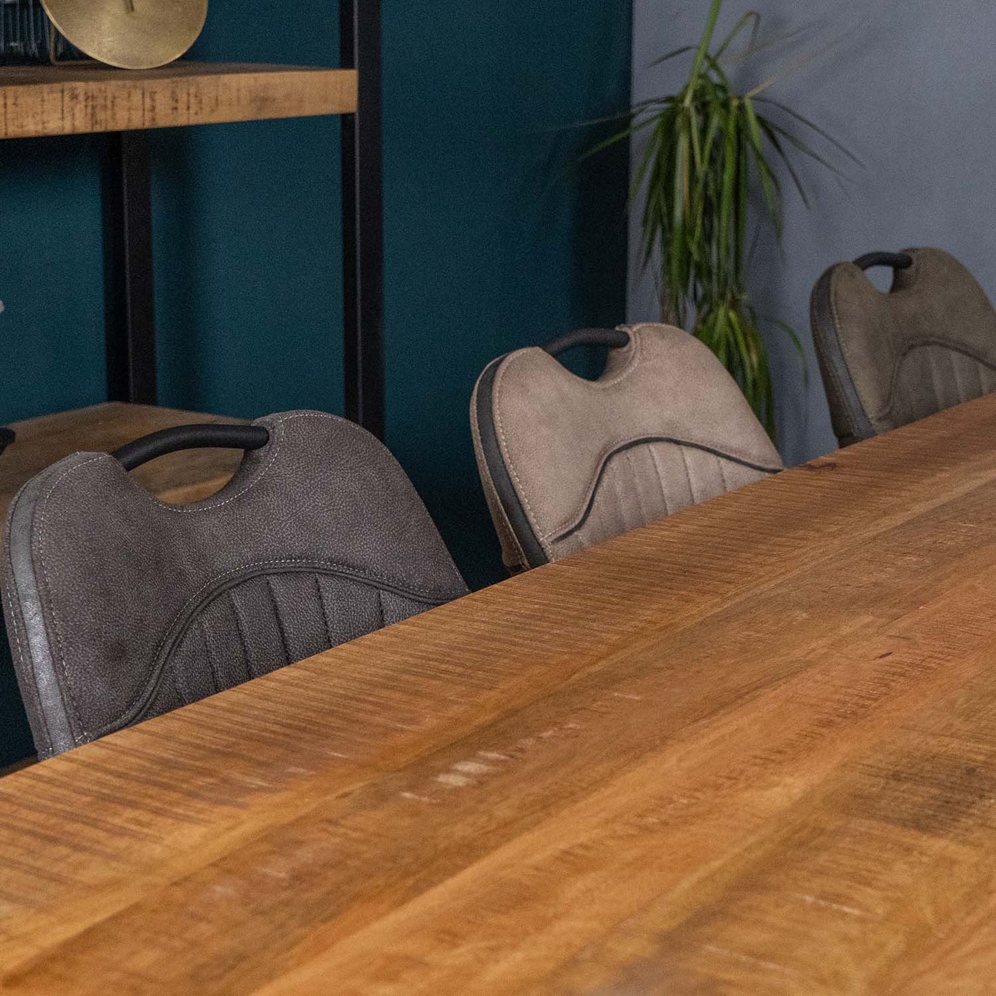 eetkamerstoel floria met handvat aan tafel