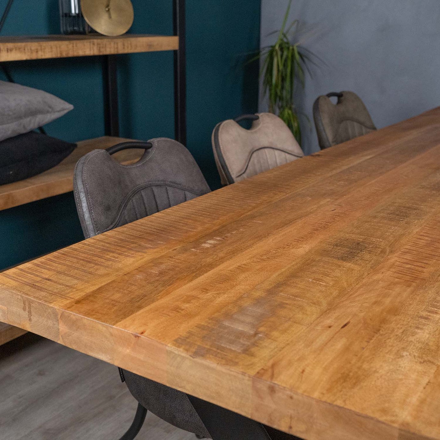 eetstoel groen met handvat aan mango eettafel