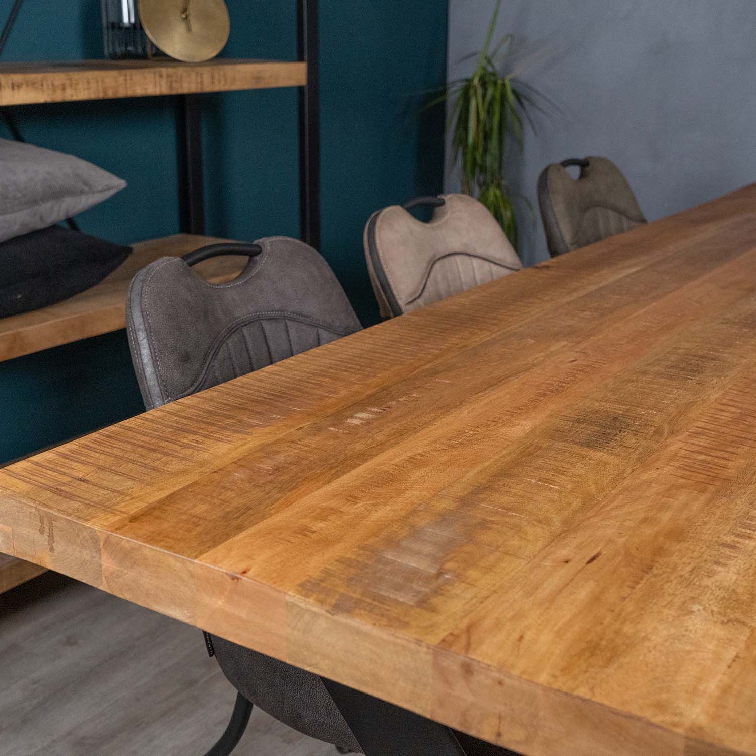 eetstoel groen met handvat aan mango eettafel