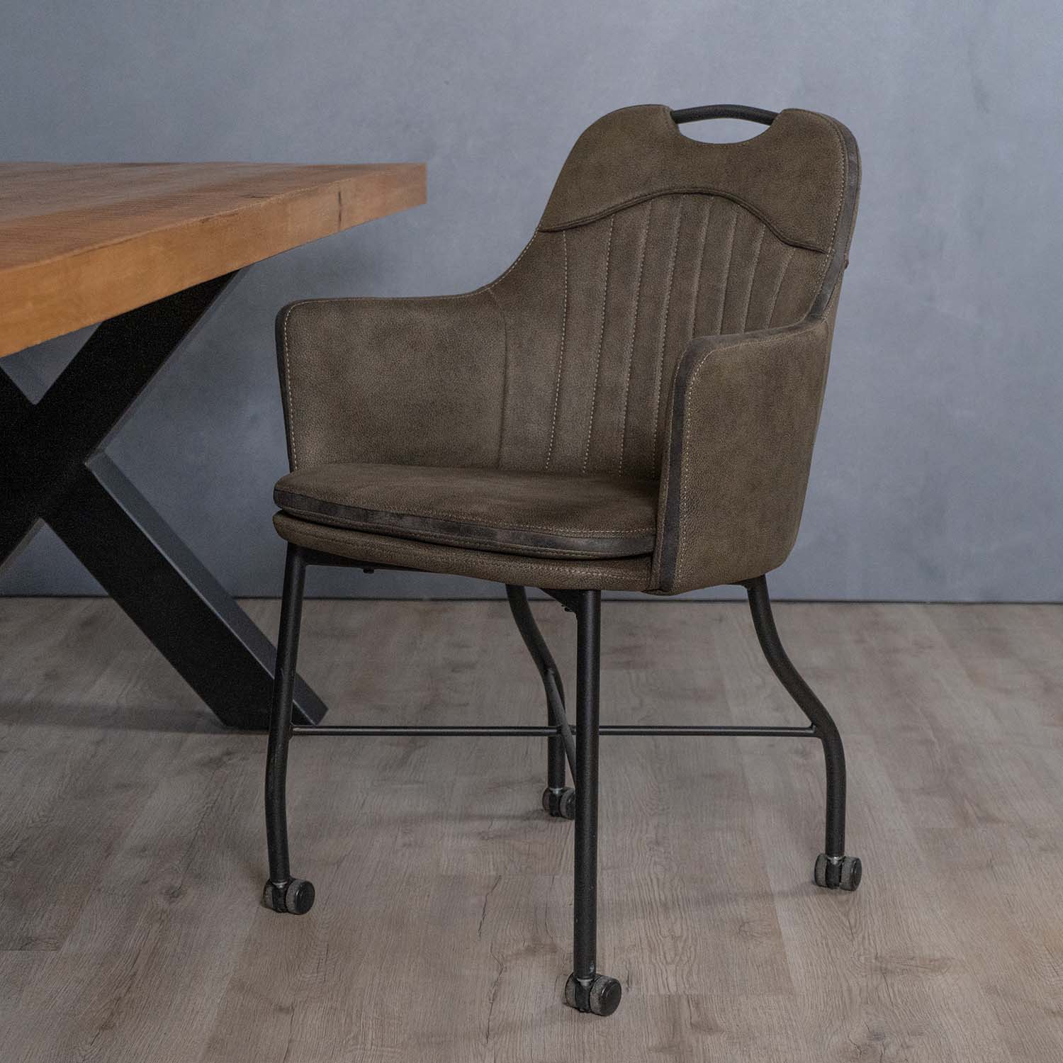 groene eetkamerstoel floria met wieltjes en armleuning