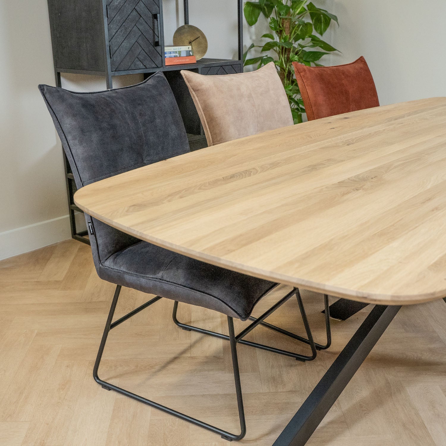 velvet eetkamerstoelen aan eiken tafel
