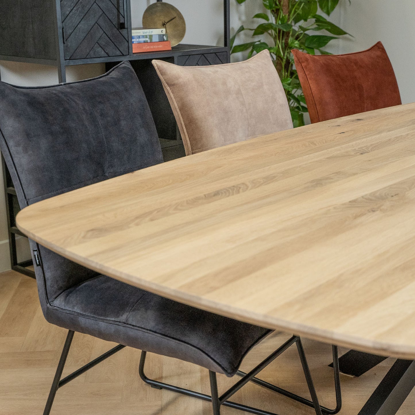 eiken eettafel met ivo stoelen velvet eetkamerstoelen