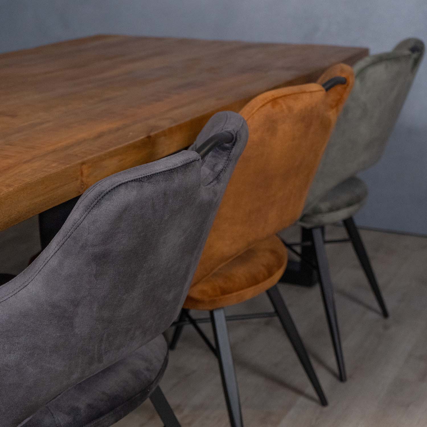 jewel eetkamerstoelen aan eettafel mango