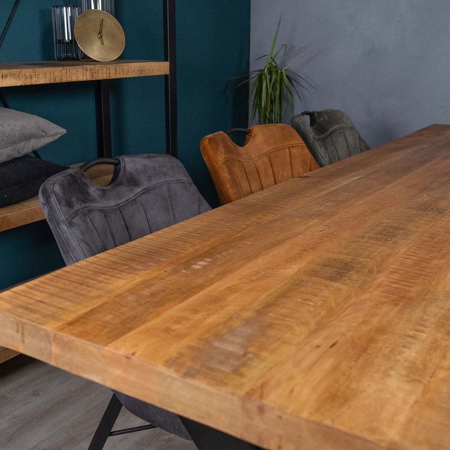 jewel eetkamerstoelen aan mango eettafel