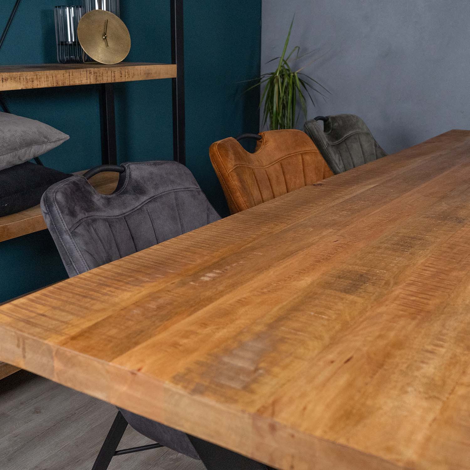 jewel eetkamerstoelen aan mango eettafel
