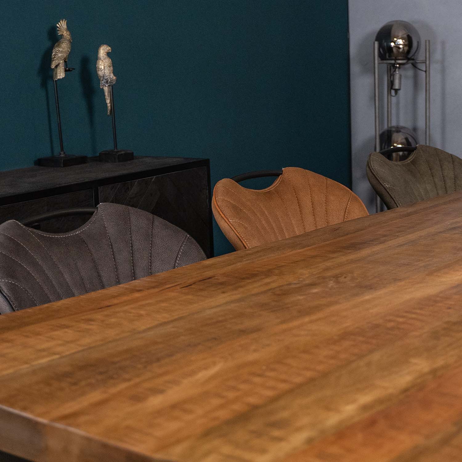 industriele eetkamerstoelen van meubelbaas aan mangohouten tafel