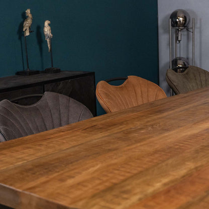 industriele eetkamerstoelen van meubelbaas aan mangohouten tafel