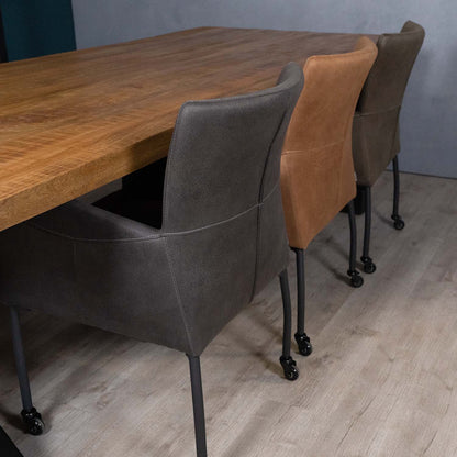 verschillende kleuren eetkamerstoelen op wieltjes