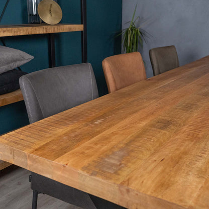 verschillende kleuren eetkamerstoelen op wieltjes