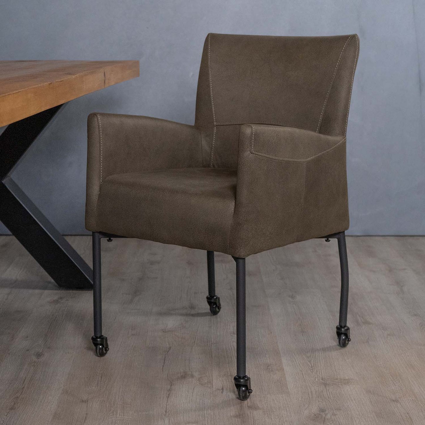 groene eetkamerstoel op wieltjes