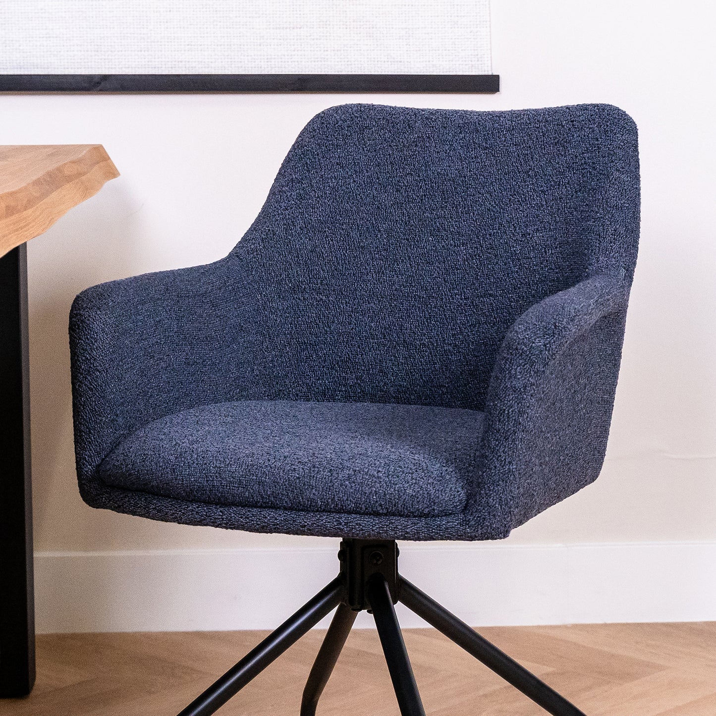 draaibare eetkamerstoel ortana luxe setting met bouclé stof stoelen