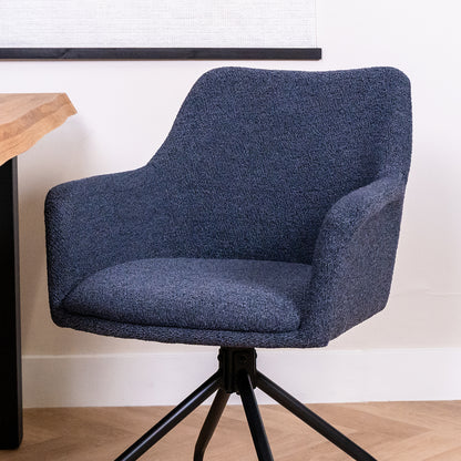 draaibare eetkamerstoel ortana luxe setting met bouclé stof stoelen