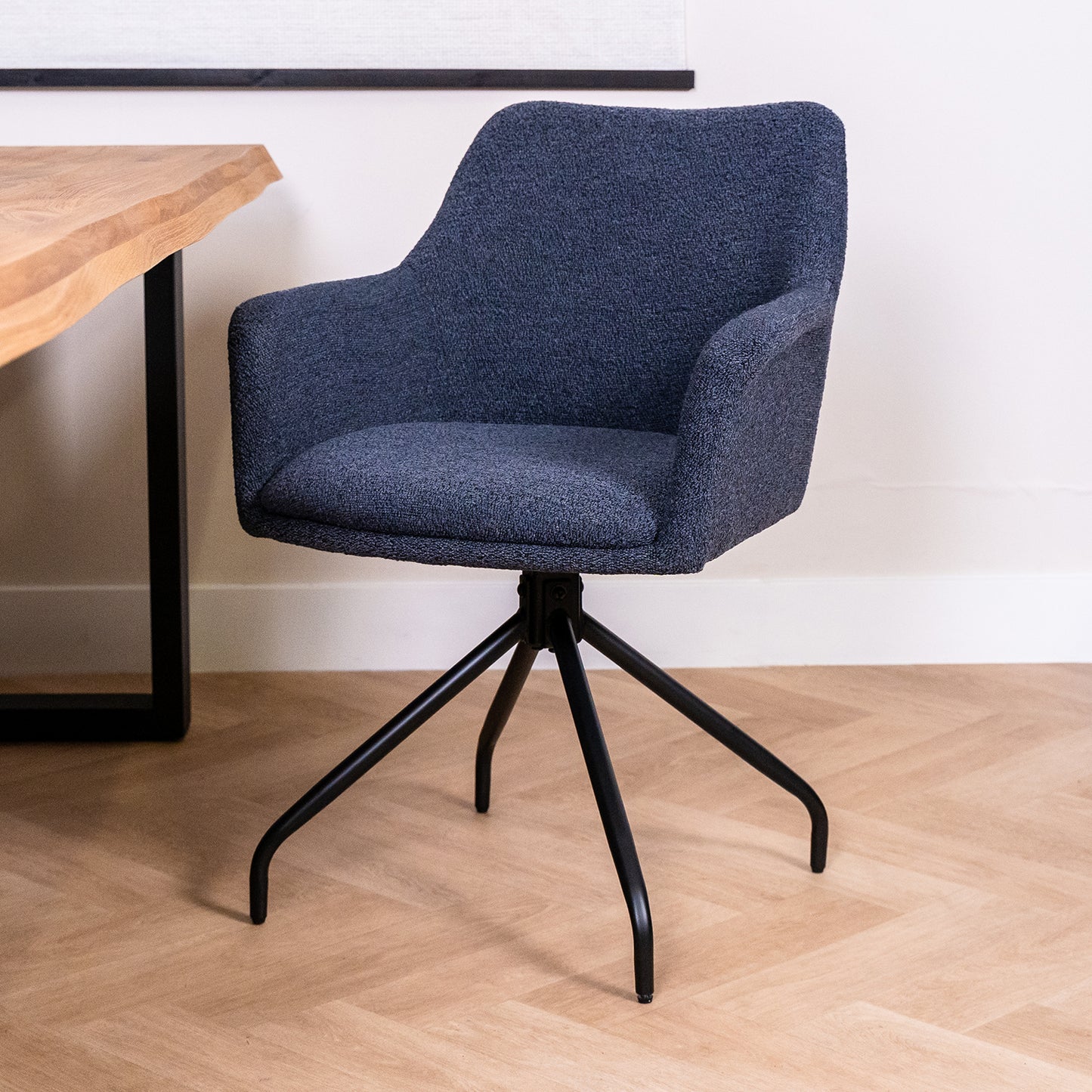 draaibare eetkamerstoel bouclé ortana indigo kleur stof