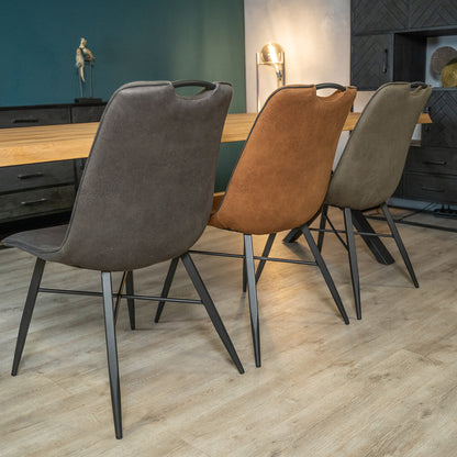 eetkamerstoelen trofee aan eetkamertafel meubelbaas