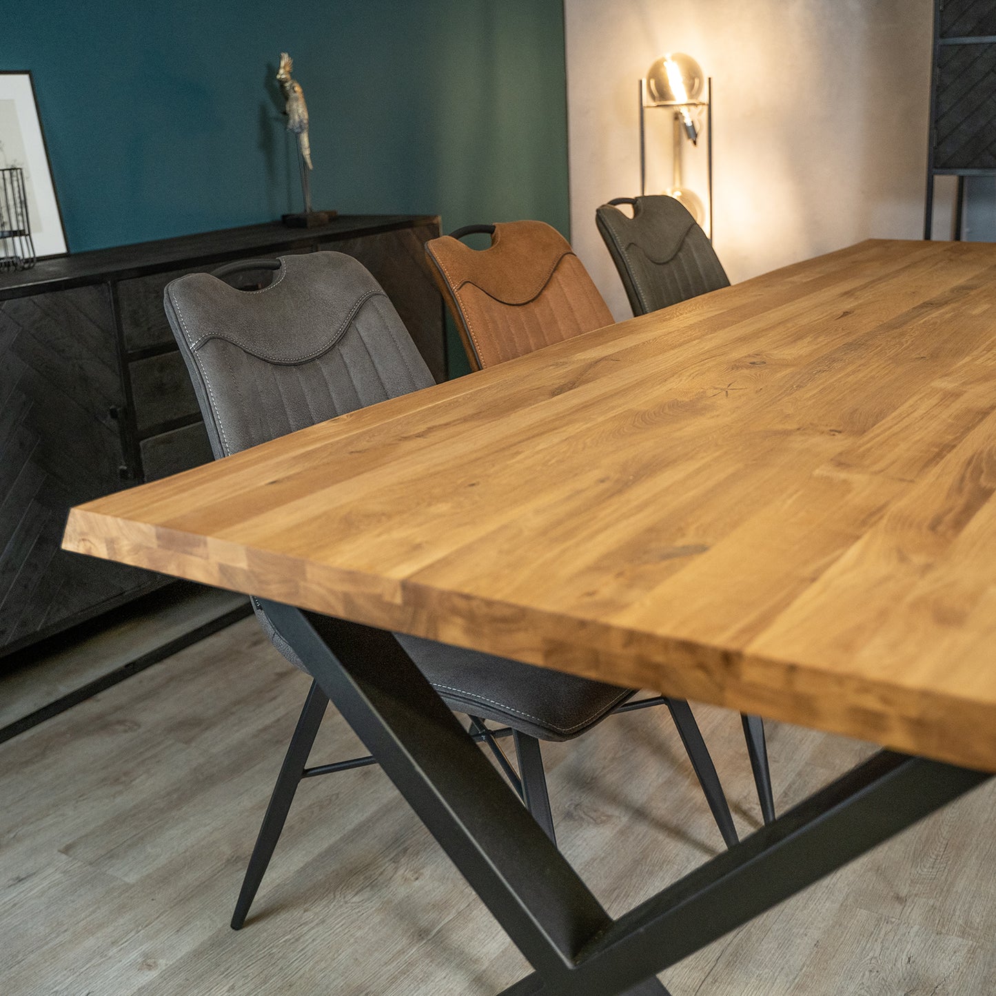 eetkamerstoelen trofee aan eiken eettafel