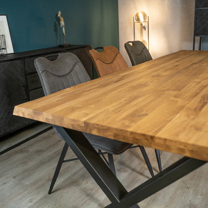 eetkamerstoelen trofee aan eiken eettafel