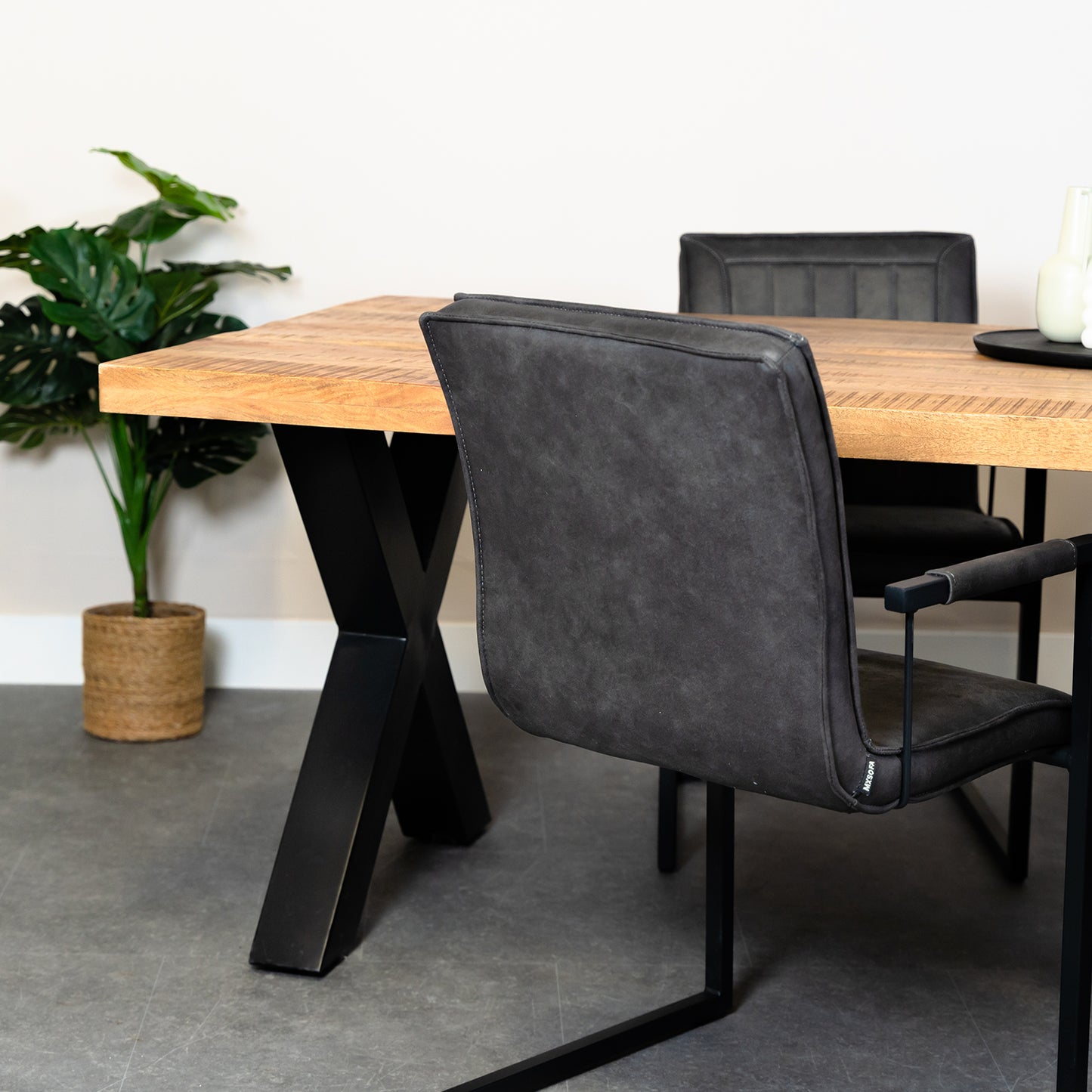 industriele tafel met industriele stoelen 