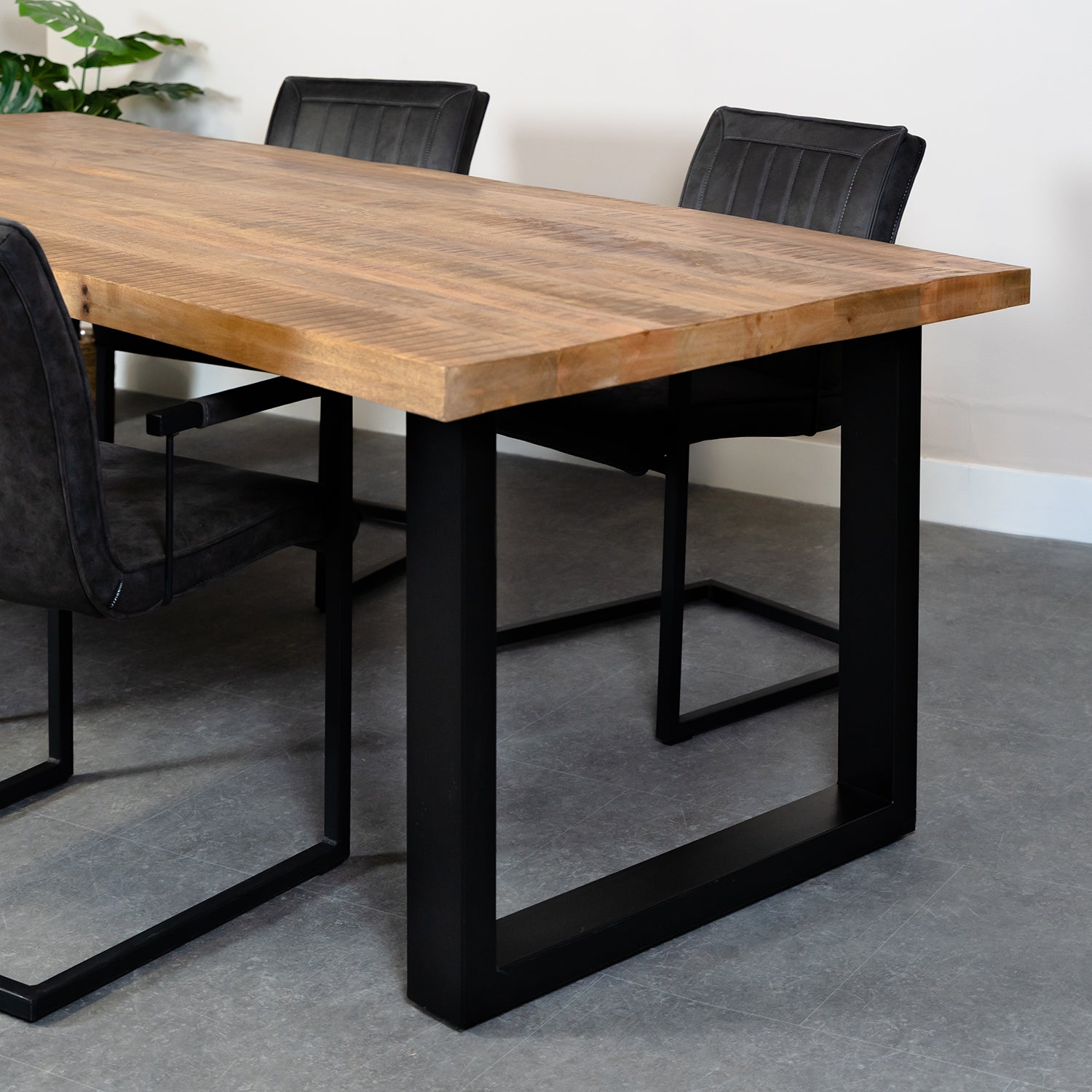 tafel odin mangohout met u poot en industriele stoelen