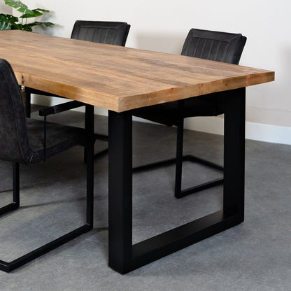 tafel odin mangohout met u poot en industriele stoelen